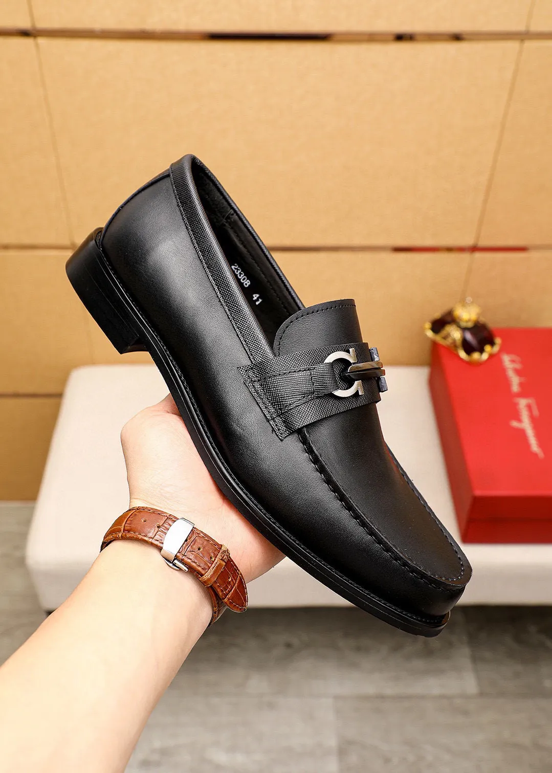 Men's shoes💰460💐 Product trademark: Ferragamo "Ferragamo" casual leather shoes Regular size: 38-44 (45.46🉑️customized) Product materials: Selected imported first-layer calfskin upper + luxury hardware buckle, imported water-dyed cowhide leather lining. Strong three-dimensional visual effect, original outsole color: 1⃣️color optional